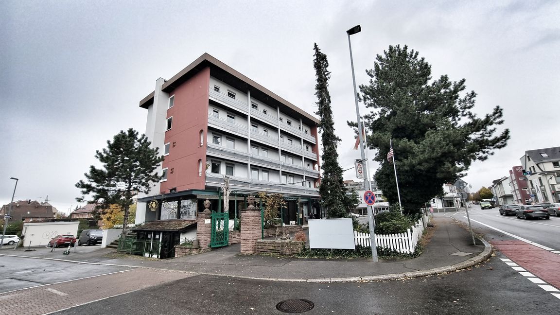 Im  Hotel Möhning gaben sich  bei in die 1990er Jahre hinein Stars und Sternchen  die Klionke in die Hand.  Jetzt dient es als Unterbringung für Geflüchtete. Bild: Hamann