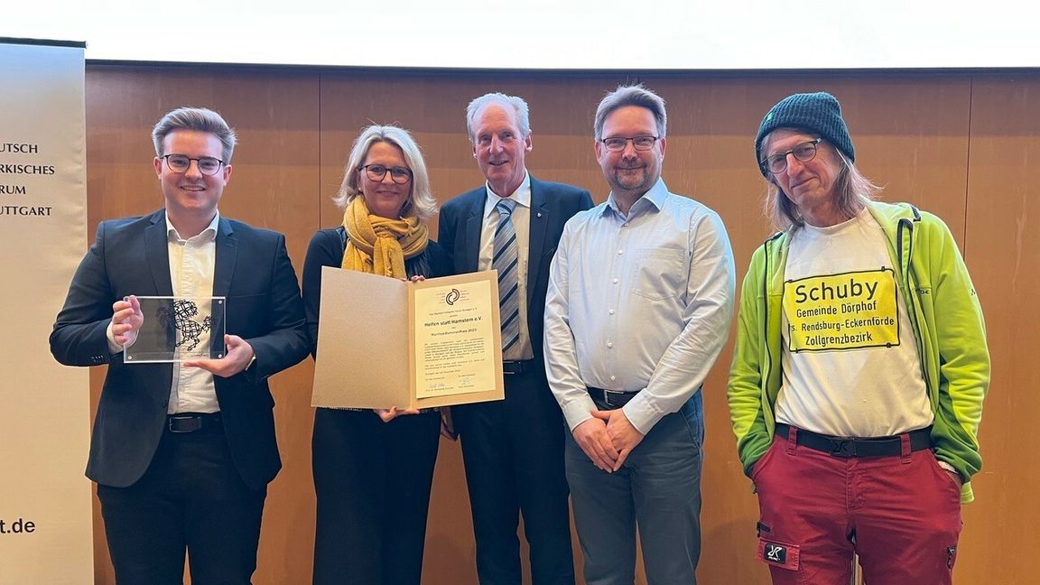 Auf unserem Foto (von links): Vereinsvorsitzender Max Reinhardt mit dem Manfred-Rommel-Preis, die sellvertretende Vereinsvorsitzende Heike Stahl mit Glückwunschschreiben, Kuratoriumsvorsitzender Prof. Dr. Wolfgang Schuster sowie die engagierten Türkei-Helfer Kay Kutzer und Frank Schubert von „Helfen statt Hamstern“.