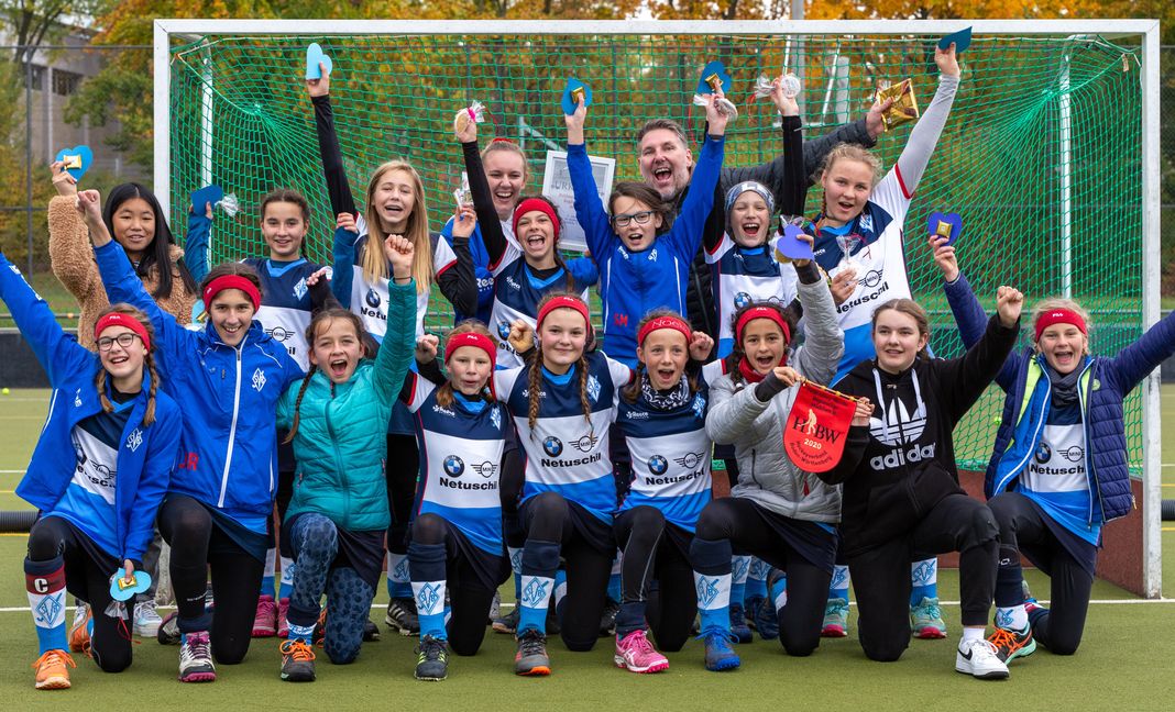 Sie freuen sich über den Gewinn der Landesmeisterschaft. Von links, hinten: Sophie Pham, Magdalena Himmel, Milla Lütgenau, Trainerin Laura Grimm, Alessja Amann, Samira Muradli, Trainer Lars Laucke, Marie Schäfer, Fyona Kretschmer; vorne: Mara Renner, Jana Rauser, Tessa Vinciguerra, Franziska Dravoj, Mia Horrer, Noelia Denz, Marjam Bertal, Leonie Grimm, Fien Lauteslager.