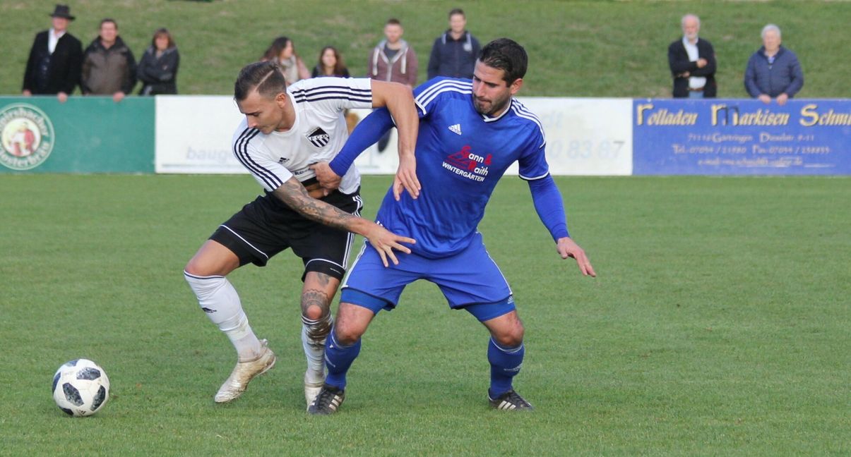 Szene aus dem Hinspiel:Darmsheims Florian Eipper (rechts) beharkt den Gärtringer Nikolai Dittrich beim Kampf um den Ball. Bild: Oberdorferr