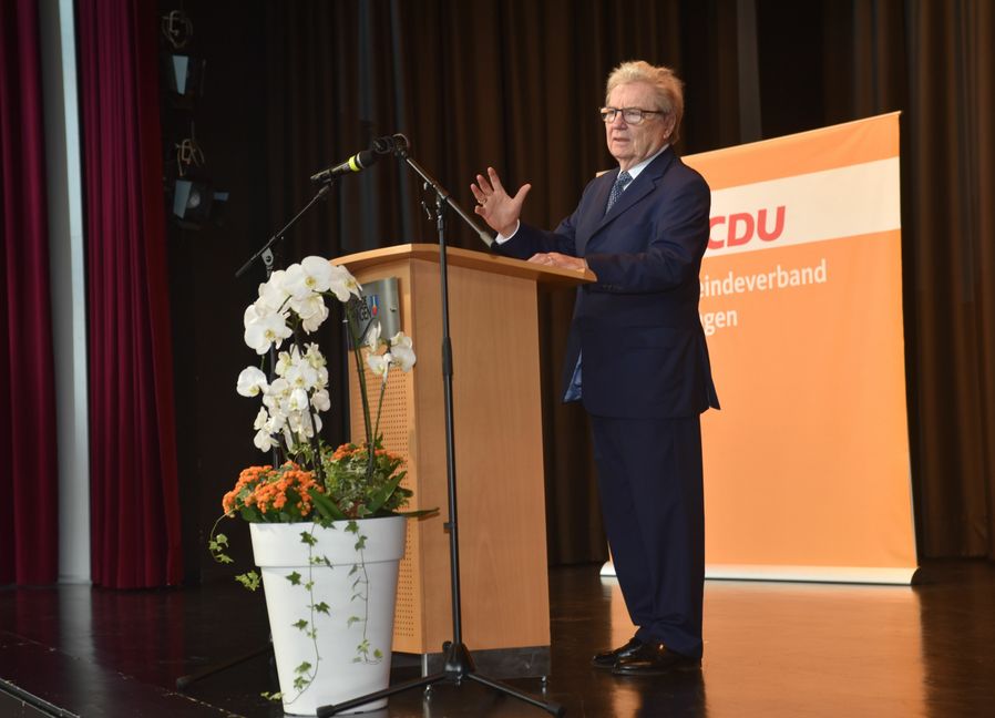 Zum Tag der Deutschen Einheit  präsentierte die CDU in der Ehninger Turn- und Festhalle mit Dr. Matthias Kleinert einen namhaften Gastredner und Zeitzeugen.     Bild: Reichert