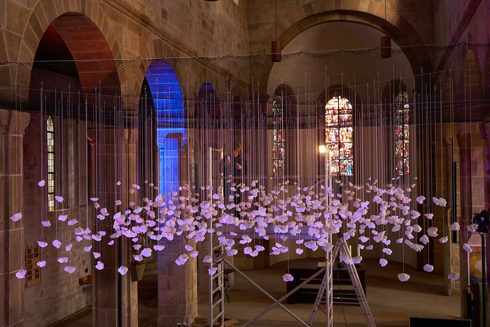 Seit über einer Woche installiert Birgit Wilde ihr Werk "Flausen" in der SIndelfinger Martinskirche.  Bild: Heiden
