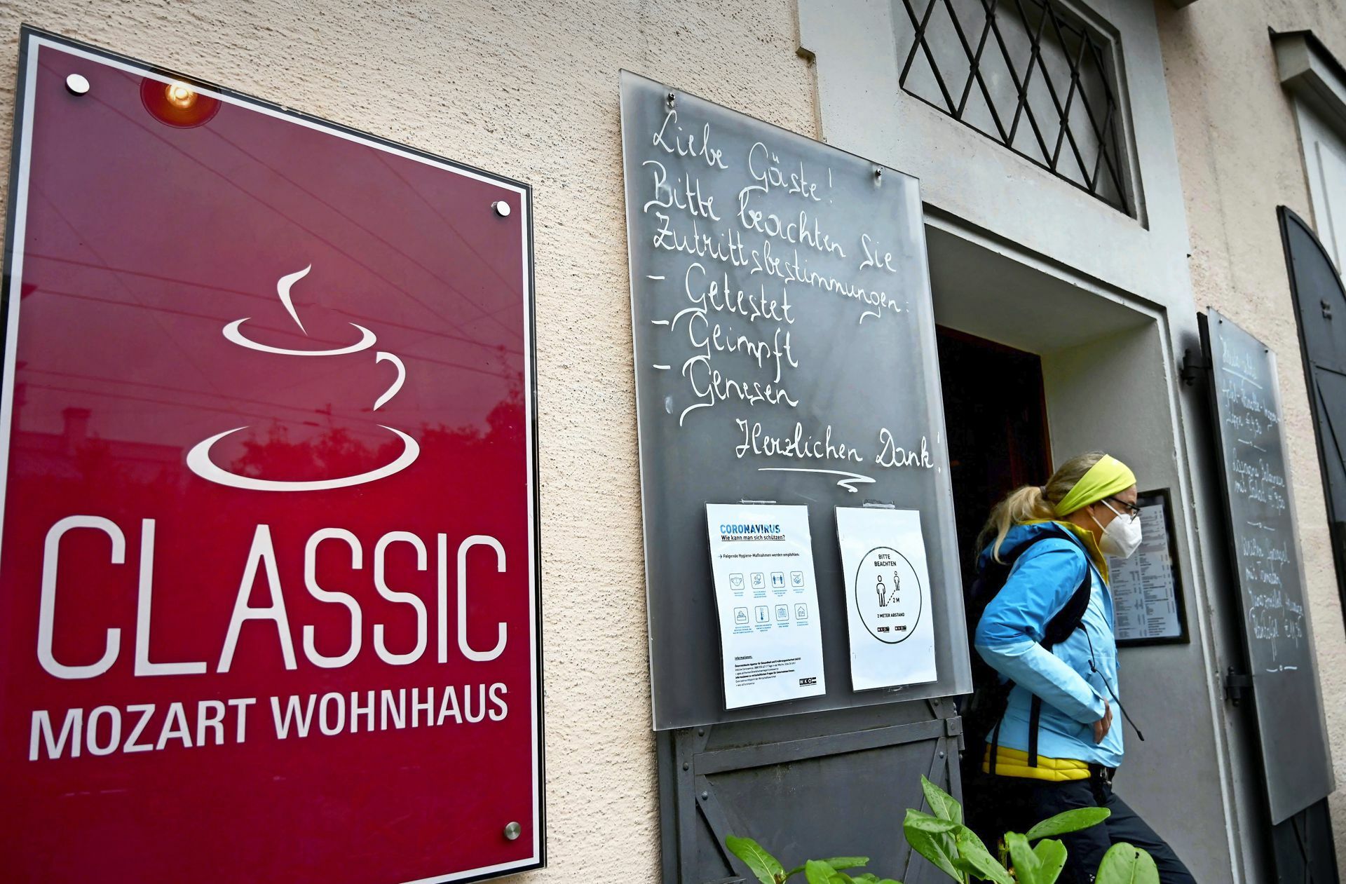 Die Stadt Salzburg (hier das Wohnhaus von Mozart) erwartet im Sommer vor allem viele Touristen aus Deutschland. Foto: AFP/Barbara Gindl