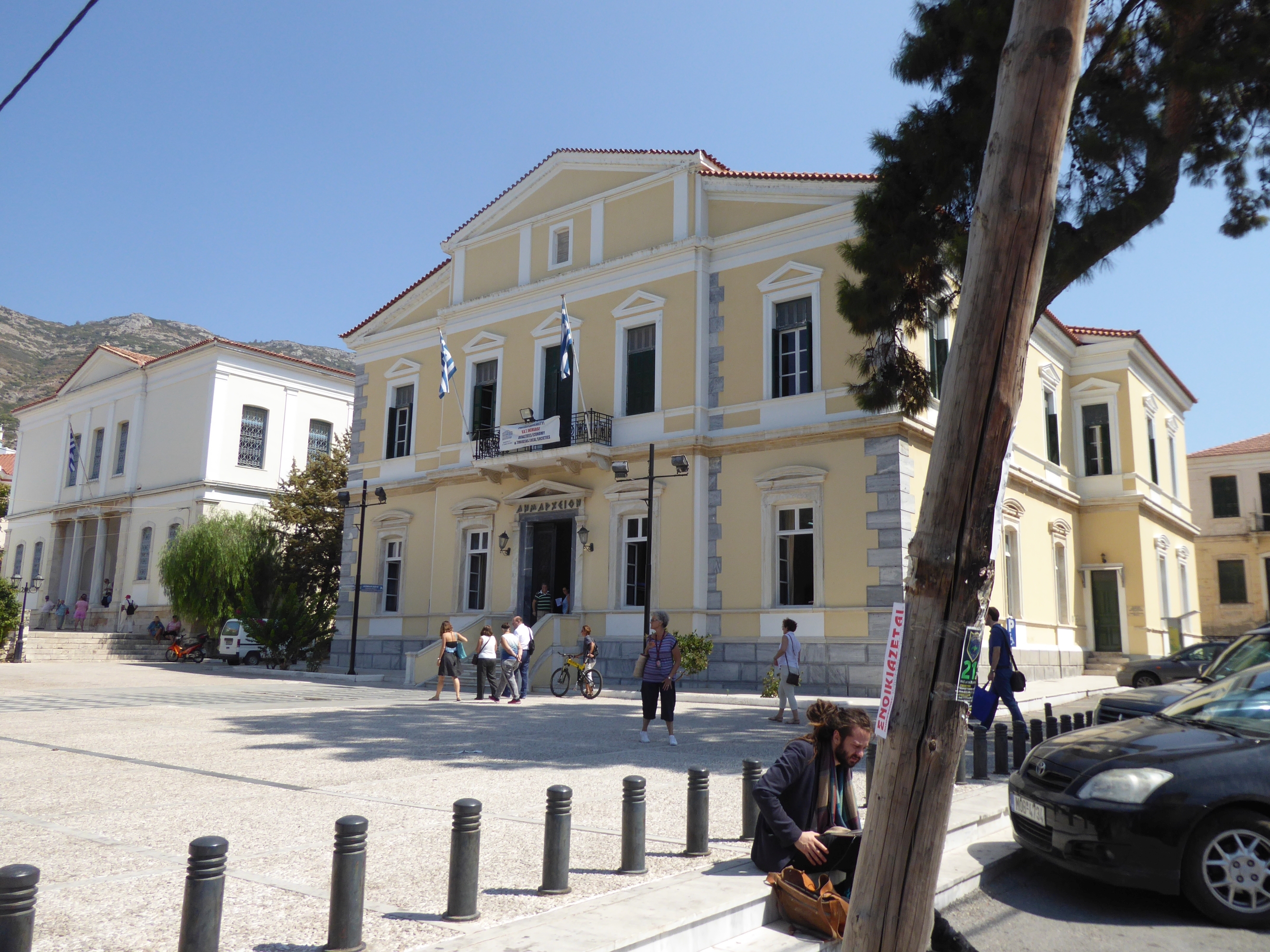 Das Rathaus und das archäologische Museum in Vathy, der größten Stadt auf Samos.  Bild: P. Bausch
