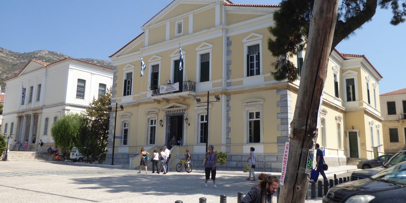 Das Rathaus und das archäologische Museum in Vathy, der größten Stadt auf Samos.  Bild: P. Bausch