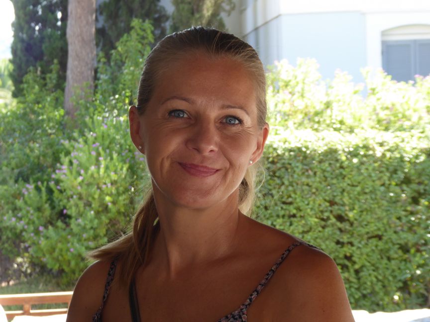 Judith Perros aus Thüringen lebt seit Jahren in Pythagorion auf Samos und engagierte sich bei der Reise der Sindelfinger Delegation im September 2018 als Dolmetscherin.     Bild: Bausch/A