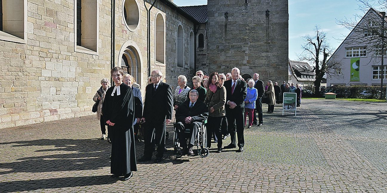 Bei strahlendem Sonnenschein zogen rund 60 Konfirmations-Jubilare mit Pfarrerin Beate Kobler in die Martinskirche ein. Bild: Groß