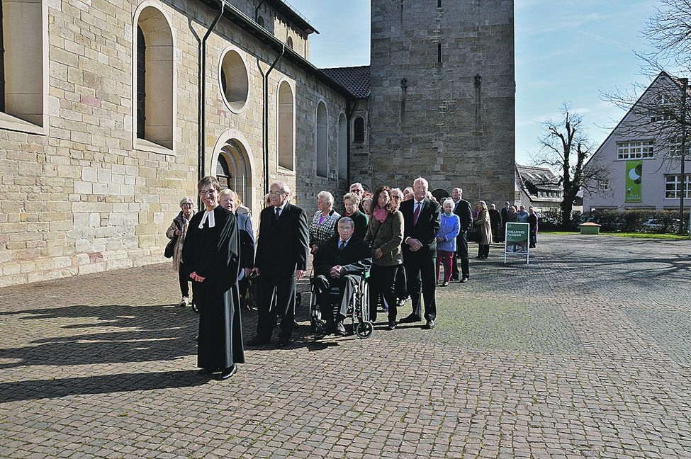 Bei strahlendem Sonnenschein zogen rund 60 Konfirmations-Jubilare mit Pfarrerin Beate Kobler in die Martinskirche ein. Bild: Groß