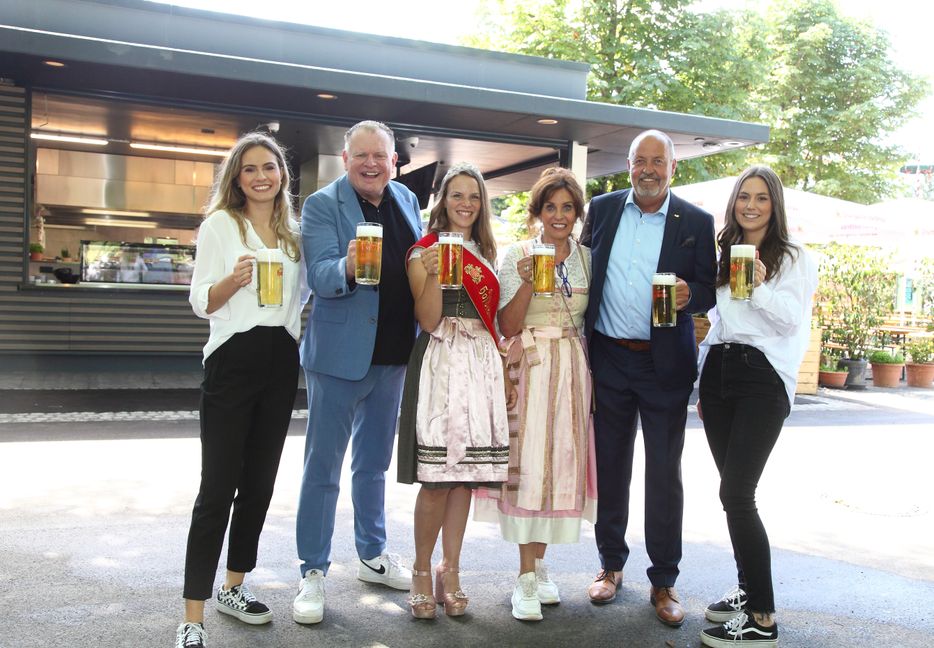 Sonja Merz (Vierte von links) freut sich über die Wiedereröffnung des Biergarten im Schlossgarten. Bilder: Helmut Ulrich