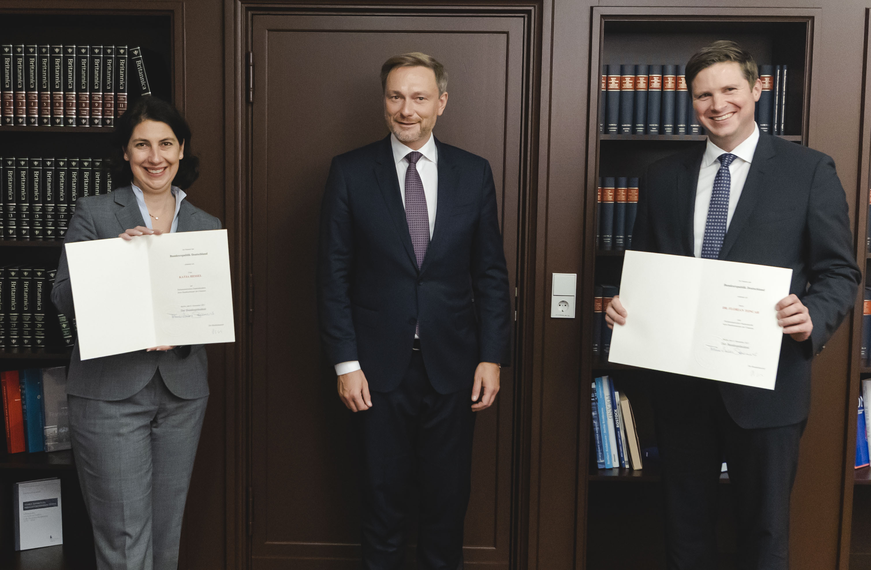 Finanzminister Christian Lindner (Mitte) mit seinen Staatssekretären Katja Hessel und Dr. Florian Toncar. Bild: z