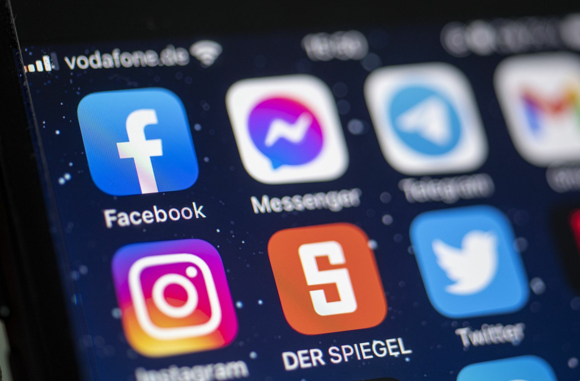 Auf dem Bildschirm meines Mobiltelefons gibt es viele bunte Buttons, die einem die Aufmerksamkeit rauben können.
 Foto: dpa