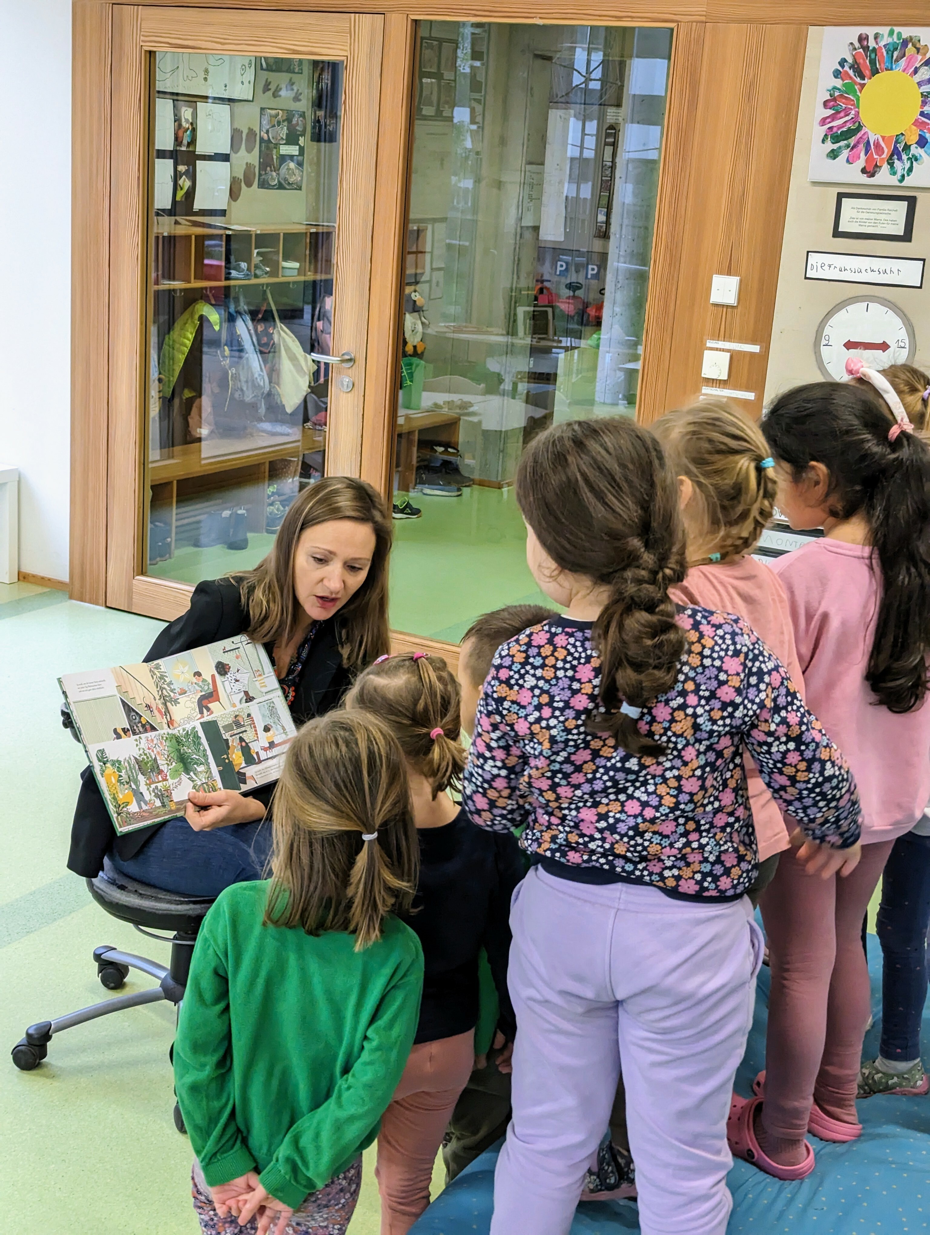 Jasmina Hostert zeigt den Kindern eine von Jenni Løvlie gestaltete Illustration aus Marit Larsens Buch „Eine Handvoll Freundschaft“.   Bild: z
