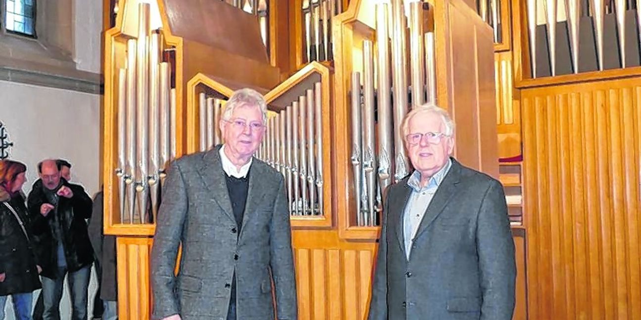 Kirchenmusikdirektor Prof. Volker Lutz (links), der auch die Orgel in der Sindelfinger Martinskirche betreute und Orgelbaumeister Gerhard Lentner. Bild: Lück