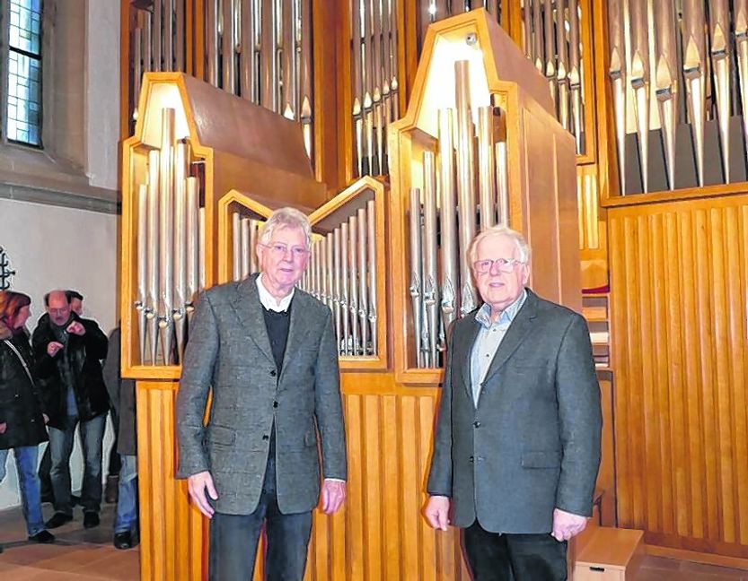 Kirchenmusikdirektor Prof. Volker Lutz (links), der auch die Orgel in der Sindelfinger Martinskirche betreute und Orgelbaumeister Gerhard Lentner. Bild: Lück