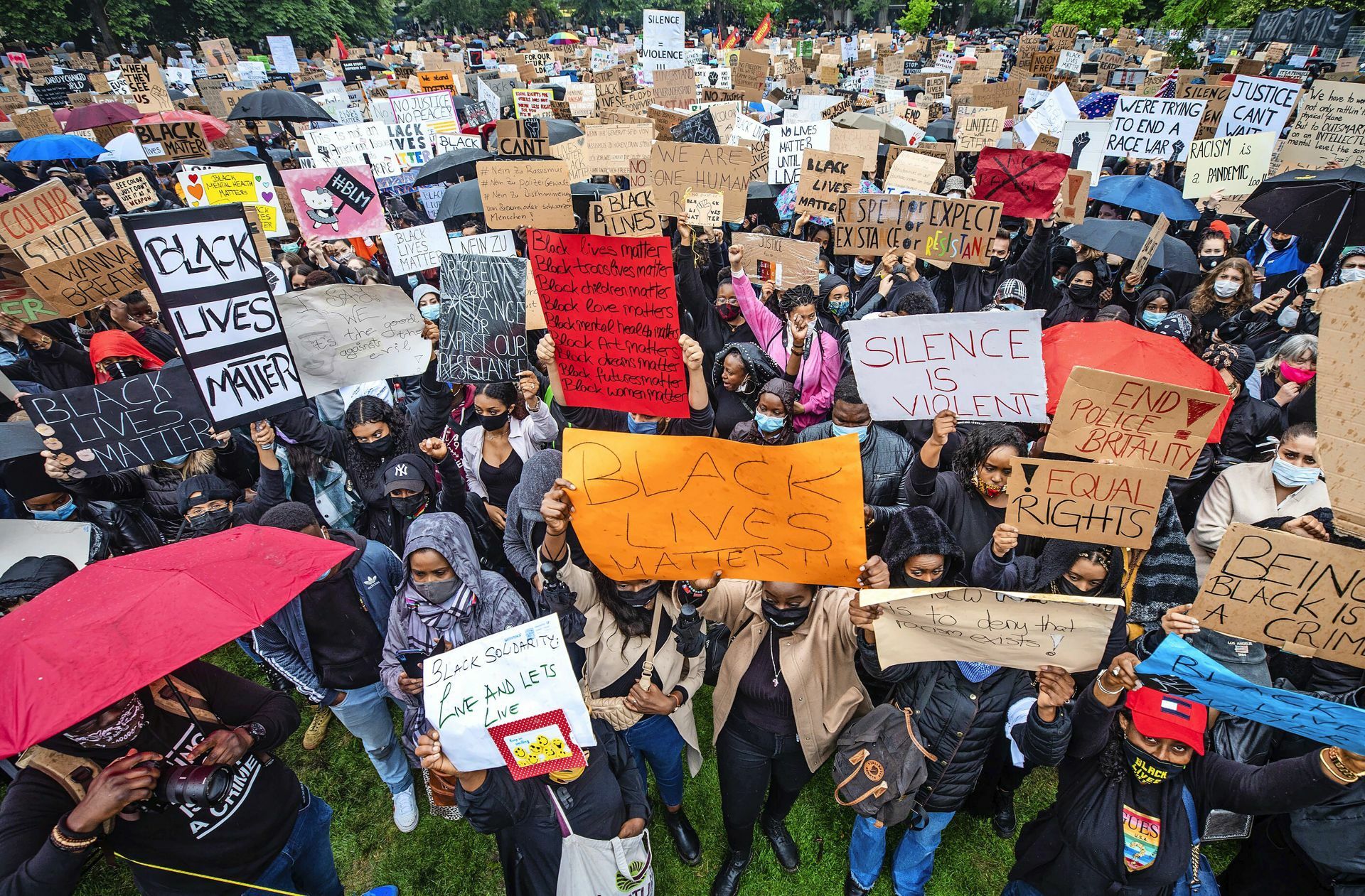 Auch in Stuttgart haben vor einem Jahr zahlreiche Menschen gegen Rassismus demonstriert. Foto: dpa/Christoph Schmidt