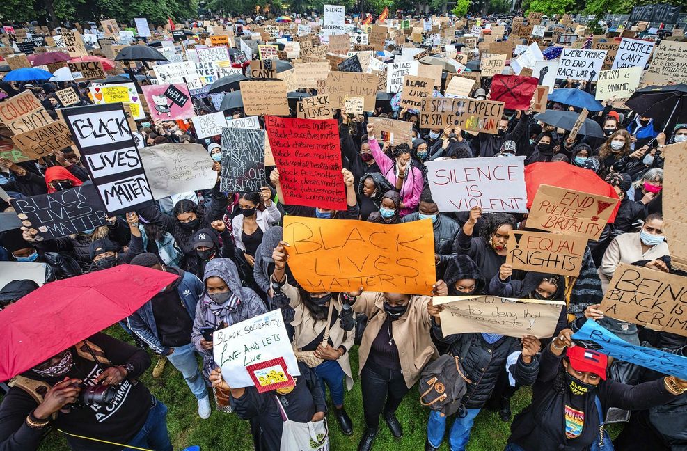 Auch in Stuttgart haben vor einem Jahr zahlreiche Menschen gegen Rassismus demonstriert. Foto: dpa/Christoph Schmidt