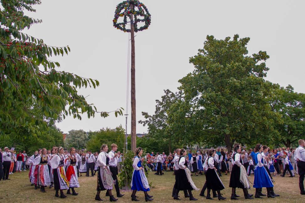 Trachten und Tänze stehen im Mittelpunkt des Kronenfests. Bild: Dettenmeyer