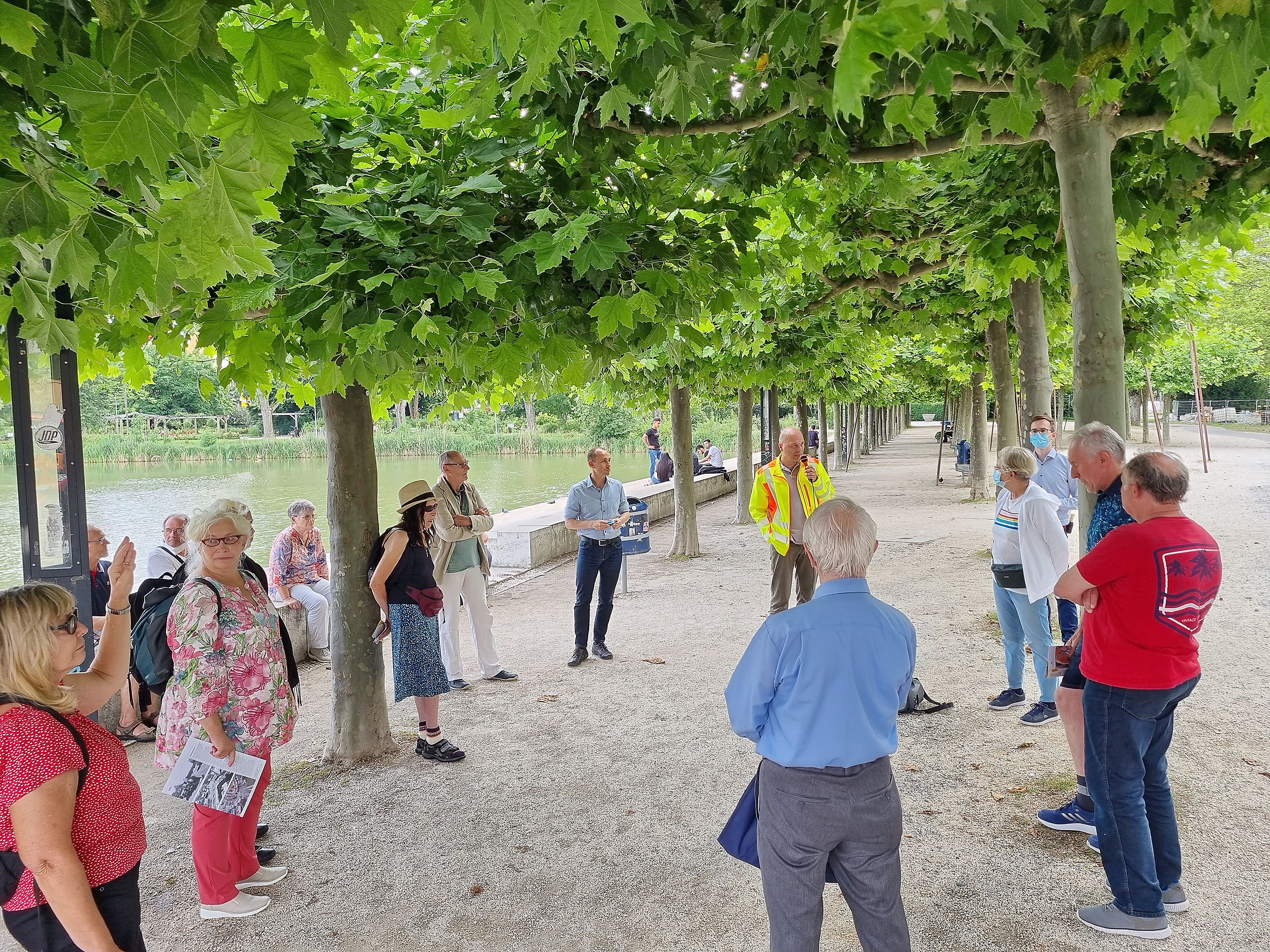 Böblingens Oberbürgermeister Dr. Stefan Belz (hellblaues Hemd hinten) und Tiefbauamtsleiter Frank Bader (gelbe Jacke) haben vor Ort über den Elbenplatz-Umbau informiert. Bild: Hamann