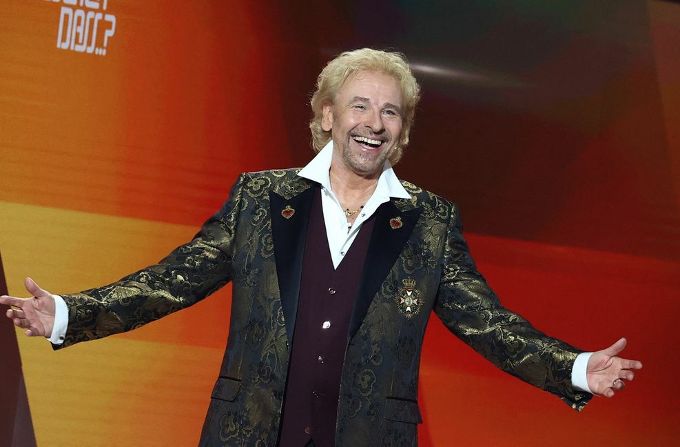 Thomas Gottschalk wird 2022 und 2023 wieder in schillernden Jacketts „Wetten, dass..?“ moderieren.