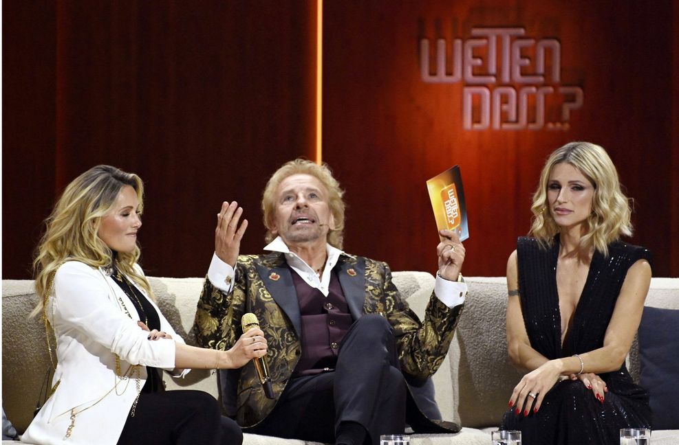 Thomas Gottschalk im November 2021 mit Helene Fischer (links) und Michelle Hunzinger. Auch 2022 und 2023 darf er wieder in schillernden Jacketts  „Wetten, dass..?“ moderieren.