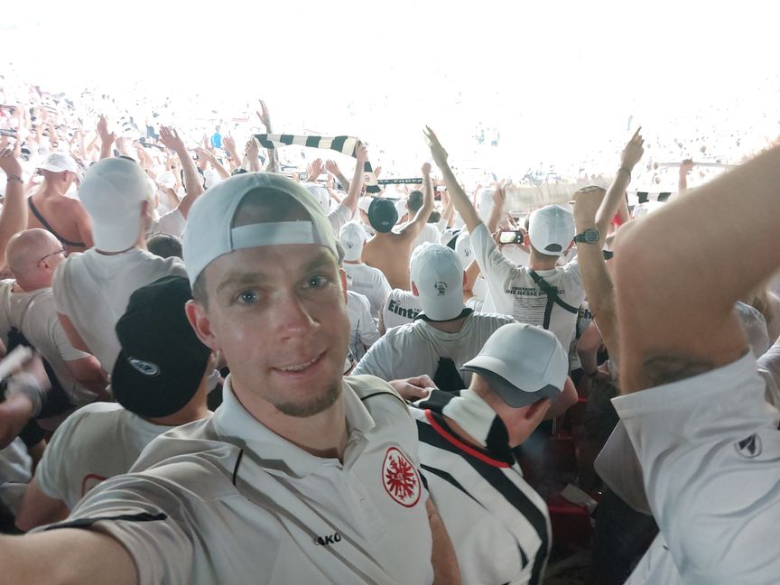 So sieht ein sehr durstiger Mann aus, wenn er trotzdem einfach nur glücklich ist: Thomas Berger kurz nach dem Elfmeterschießen. Seine Mannschaft hat den Pott und spielt nächstes Jahr Champions League. Der Abteilungsleiter der VfL-Triathleten hat das ganze Programm hautnah miterlebt.         Bild: z