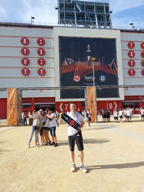 Ein Bild fürs Familienalbum: Thmas Berger vor dem Stadion in Sevilla. Bild: z