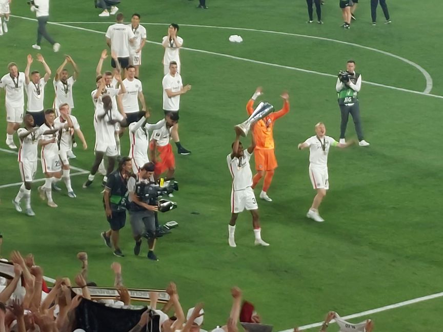 Schnappschuss aus der Kurve: Die Eintracht mit dem Europa League-Pokal, Thomas Berger hat es im Kasten. Bild: z