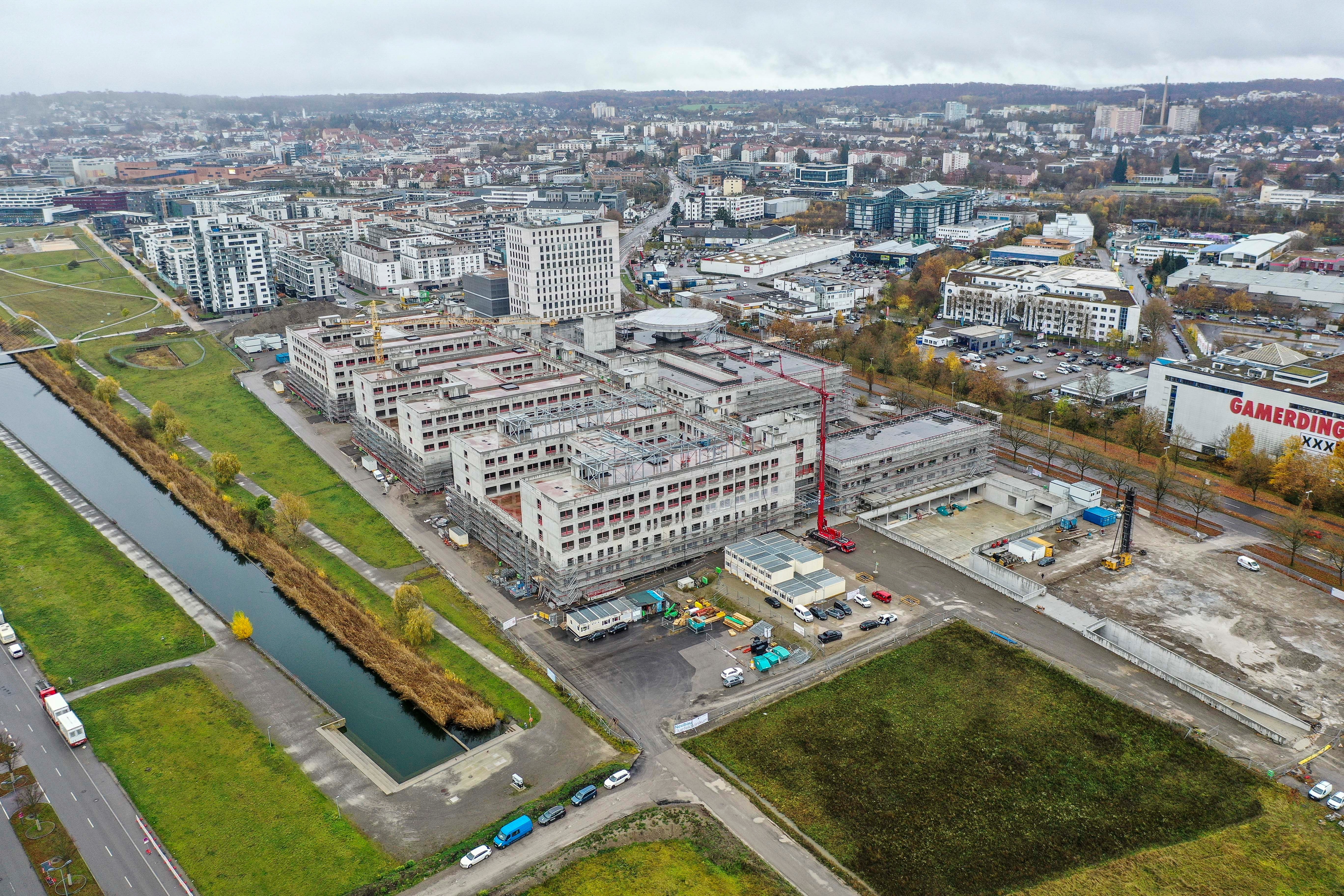 Blick von oben auf die Baustelle des Flugfeldklinikums: Die Klinik soll zu einem umfassenden Maximalversorger mit 710 Betten ausgebaut werden.  Bild: Dettenmeyer