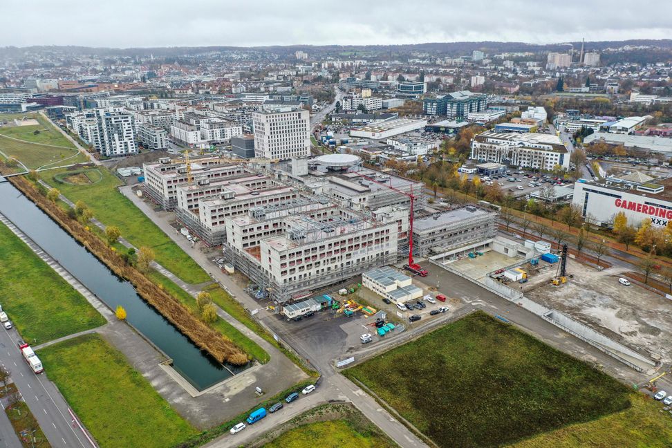 Blick von oben auf die Baustelle des Flugfeldklinikums: Die Klinik soll zu einem umfassenden Maximalversorger mit 710 Betten ausgebaut werden.  Bild: Dettenmeyer