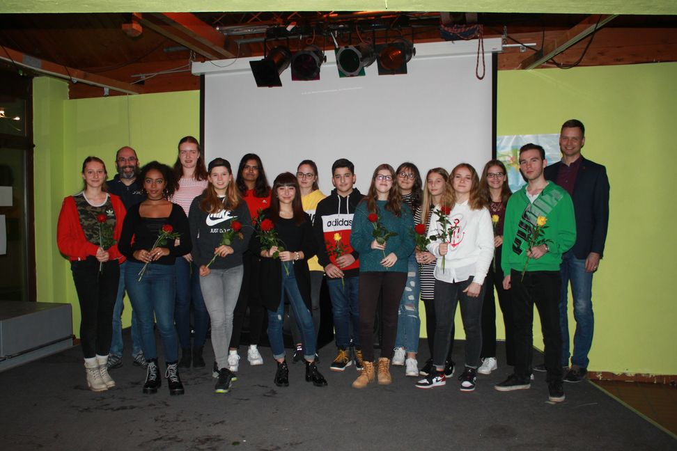 14 der neu gewählten Jugendgemeinderätinnen und -räte mit Jugendreferent Frank Kienzler (2. von links) und Erstem Bürgermeister Tobias Heizmann (rechts). Bild: z