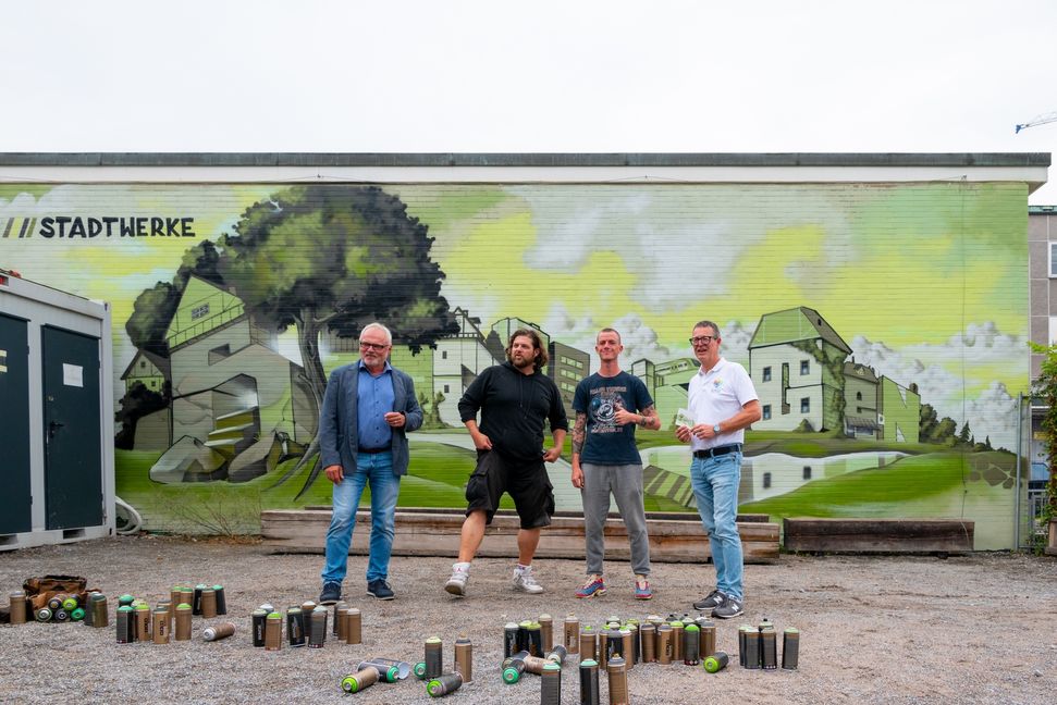 Dr. Karl Peter Hoffmann, Max Frank, Max Oestreich und Markus Nau vor dem neuen Graffiti am Grünen Platz. Bild: Nüßle
