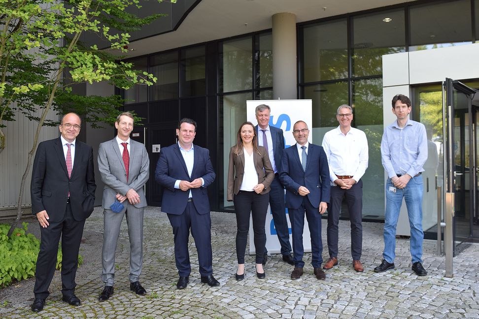 Vor dem Standort von Philips Medizin Systeme in Böblingen (von links): Jürgen Jost, Stephan Feldmann (beide Philips Medizin Systeme), Bundesarbeitsminister Hubertus Heil, SPD-Bundestagskandidatin Jasmina Hostert, Dr. Thomas Piehler, Dr. Peter Ziese, Ulrich Weiss und Roland Beck (alle Philips Medizin Systeme). Bild: Krauter