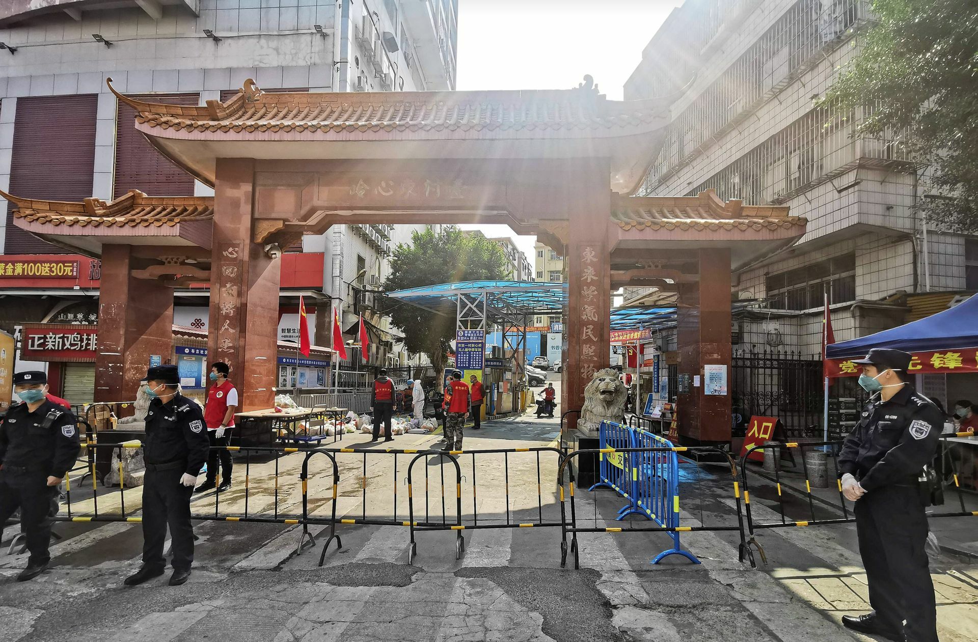 Das Foto zeigt einen Teil des Bezirks Shenzhen im Lockdown. Seit Sonntagabend dürfen  17,5 Millionen Einwohner  ihre Apartmentsiedlungen nicht mehr  verlassen.