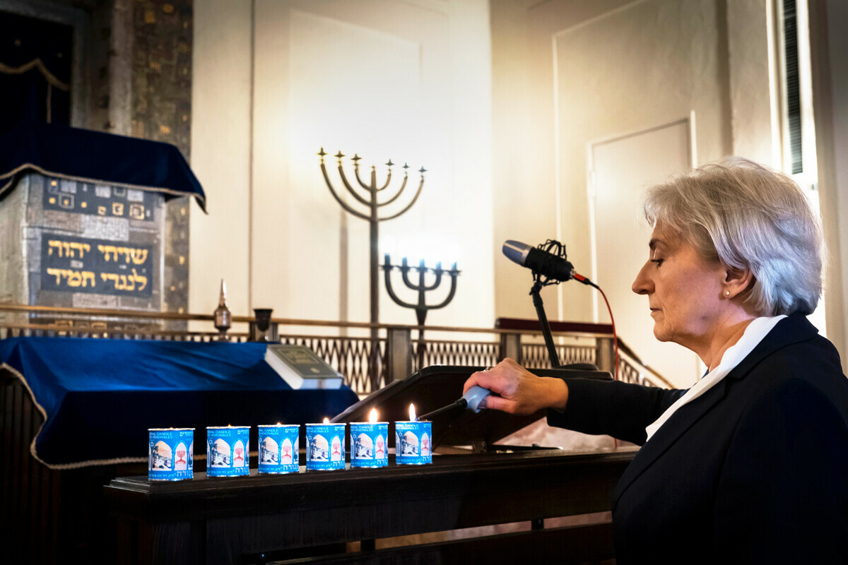 Susanne Jakubowski vertritt die jüdische Gemeinde im Stuttgarter Rat der Religionen. Das Bild zeigt sie bei einer Gedenkfeier anlässlich der Reichspogromnacht vor zwei Jahren in der Synagoge in Stuttgart. Susanne Jakubowski vertritt die jüdische Gemeinde im Stuttgarter Rat der Religionen. Das Bild zeigt sie bei einer Gedenkfeier anlässlich der Reichspogromnacht vor zwei Jahren in der Synagoge in Stuttgart.