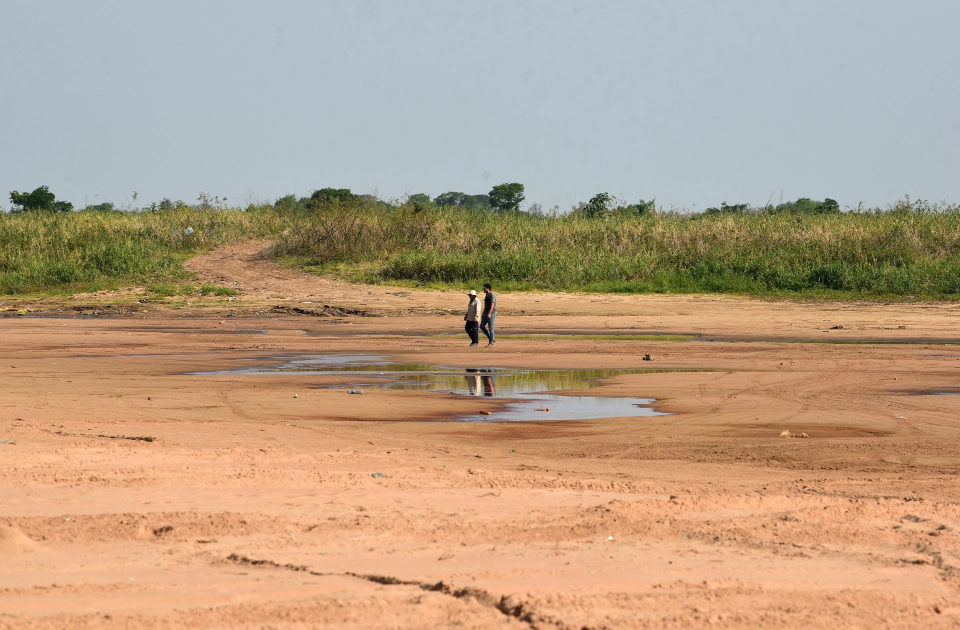 Spaziergang im Flussbett eines Nebenarms des Paraguy-Rivers in Lambare.
 Foto: AFP/NORBERTO DUARTE