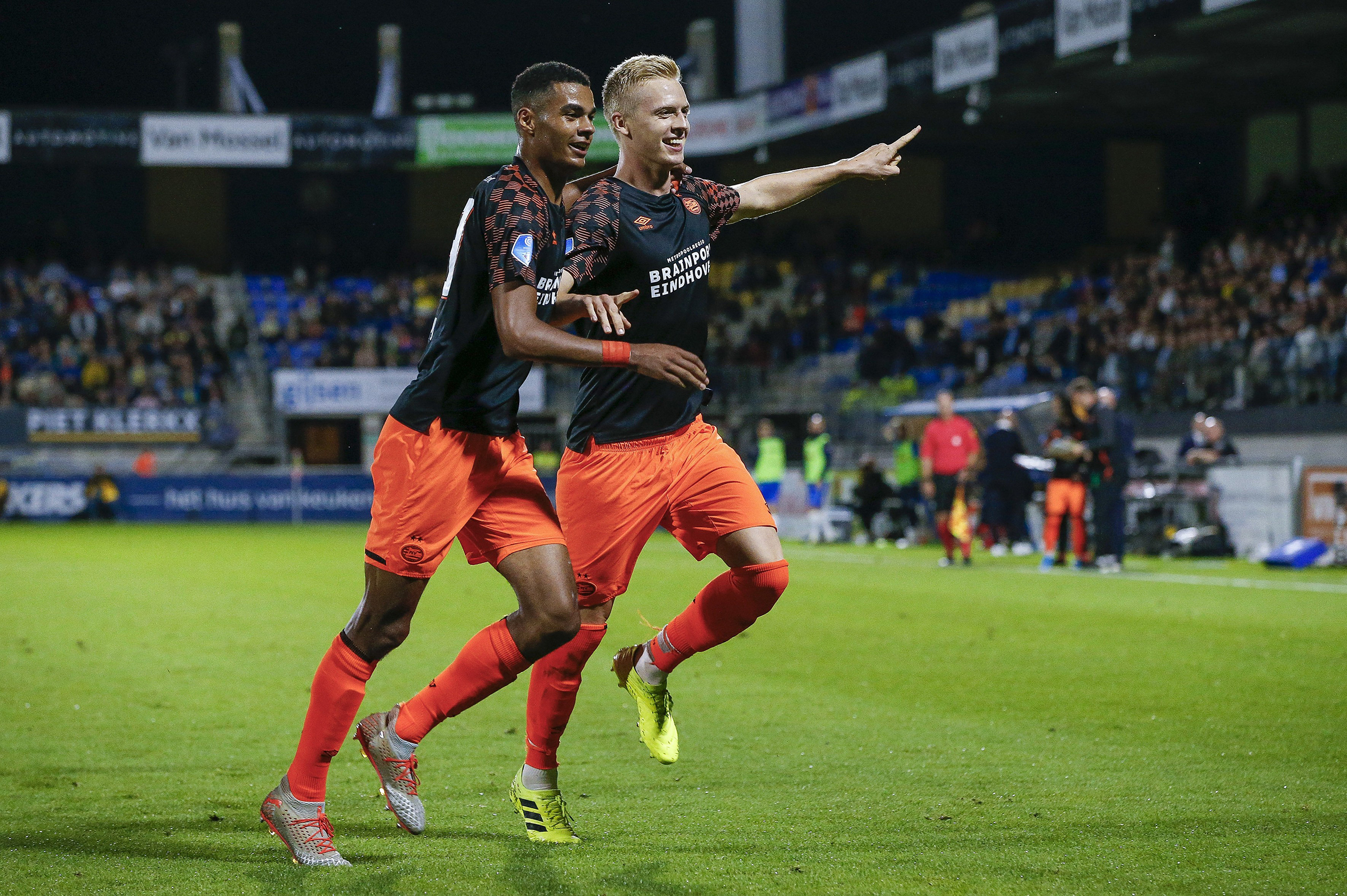 Der Maichinger Timo Baumgartl (rechts) feiert zusammen mit Cody Gakpo seinen ersten Treffer für den PSV Eindhoven. Bild: Thomas Bakker