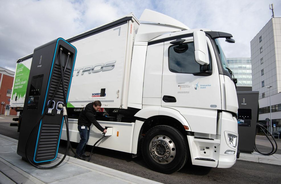 Mercedes-Benz bringt den Strom-Laster E-Actros an den Start.
Foto: dpa/Marijan Murat