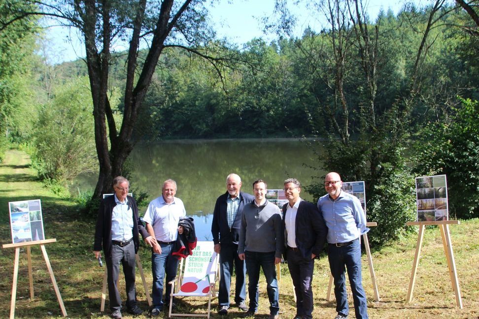 Landrat Roland Bernhard und (von links) die Bürgermeister Wolfgang Lahl (Weil im Schönbuch), Dr. Daniel Schamburek (Schönaich), Michael Lutz (Waldenbuch) bei der Vorstellung der Pläne von Siegfried Sänger (ganz rechts). In der Mitte Otto Elsäßer, Vertreter der Gemeinde Steinenbronn im Wasserverband. Bild: Denner