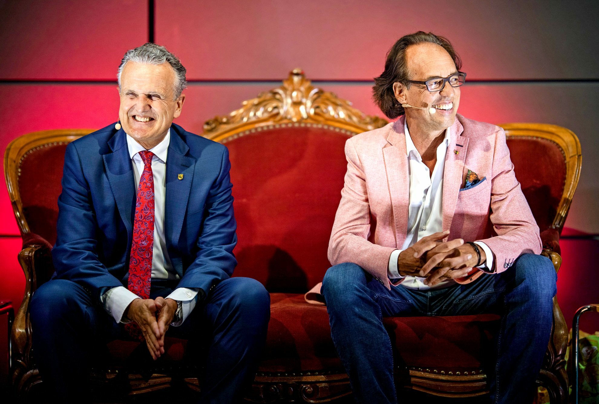 OB Frank Nopper (links) und Kabarettist Christoph Sonntag auf dem roten Sofa im Haus der Geschichte
