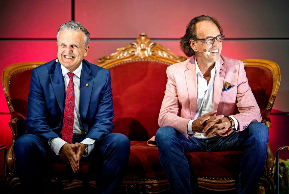 OB Frank Nopper (links) und Kabarettist Christoph Sonntag auf dem roten Sofa im Haus der Geschichte