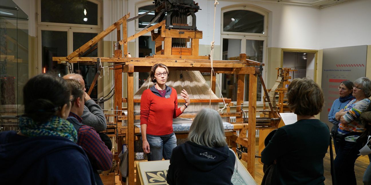Ursula Ebel erklärt erstaunten Besuchern die Funktionsweise des komplizierten Jacquard-Webstuhls im Webereimuseum (Bild: Heiden).
