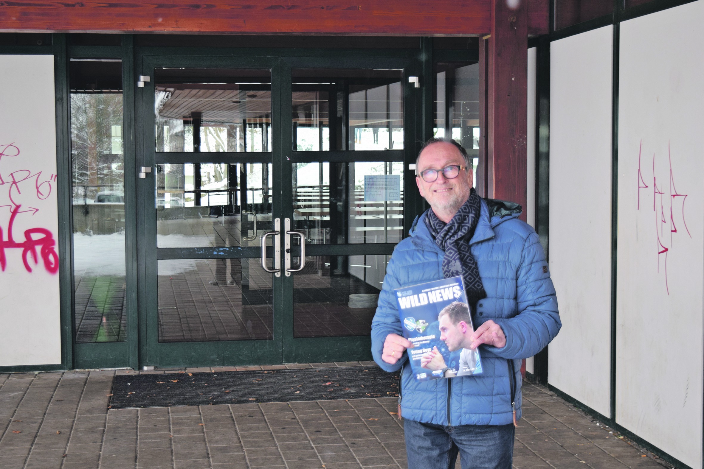 Joachim Gröser vor seinem zweiten Wohnzimmer: der Holzgerlinger Schönbuchsporthalle. Bild: Krauter