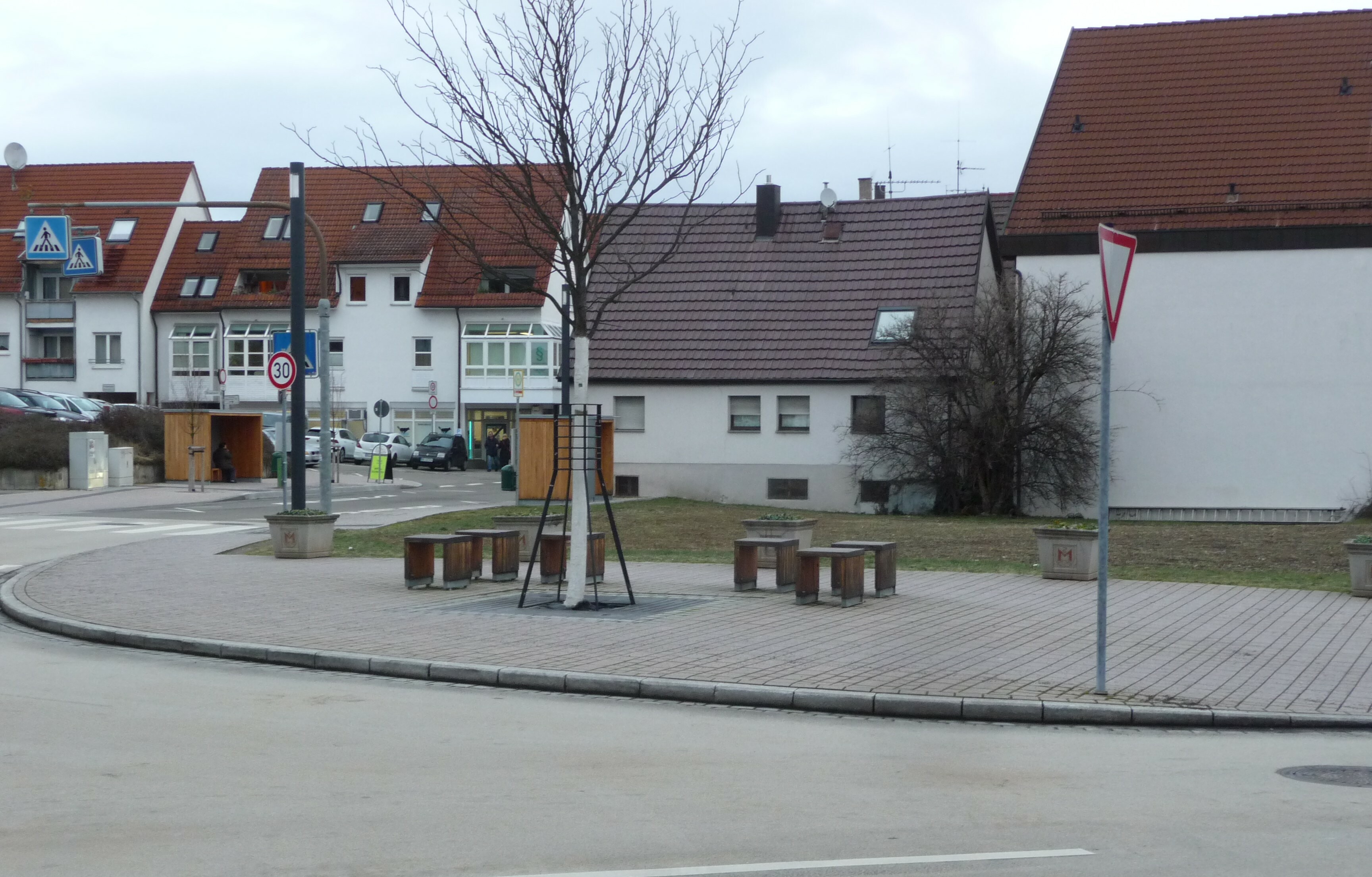 Auf dem freien Platz gegenüber der Post soll bei den Hockern der Brunnen aus der Magstadter Partnergemeinde Celenza sul Trigno aufgestellt werden. Die Namensgebung für den Platz vertagte der Gemeinderat.     Bild: Reichert