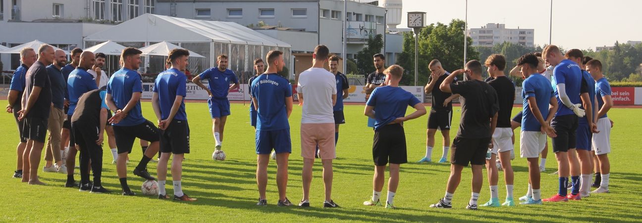 Und wer bist du? Manche Böblinger Spieler sehen sich bei Aufgalopp vor dem VfB-Spiel zum ersten Mal und stellen sich vor dem Training im Mannschaftskreis gegenseitig vor.       Bild: Oberdorfer
