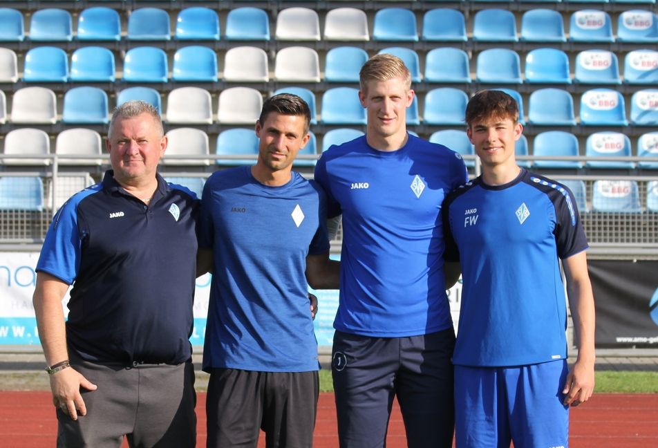 VfB-Fans vom Scheitel bis zur Sohle im Böblinger Gewand: Thomas Jach, Fabian Schragner, Dominik Traub und Felix Widmann (von links).      Bild: Oberdorder
