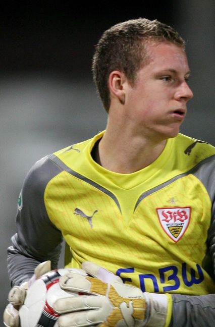 Der gebürtige Bietigheimer Bernd Leno wechselte im Jahr 2003 im Alter von elf Jahren vom SV Germania Bietigheim  in die Jugendabteilung des VfB Stuttgart. Noch während seiner Zeit als Jugendspieler gab Leno dann am 19. Dezember 2009 bei der 1:2-Auswärtsniederlage gegen den 1. FC Heidenheim  sein Profidebüt für die Reservemannschaft des VfB in der dritten Liga. Das Bild zeigt Leno auch bei einer Drittligapartie  – im März 2010 gegen den VfL Osnabrück.