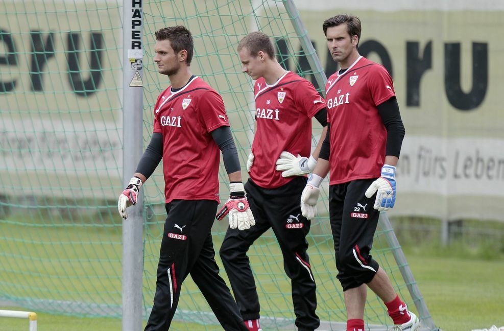 Im Mai 2011 unterschrieb Leno (Mitte) beim VfB einen Profivertrag bis zum 30. Juni 2014. Zum Beginn der Saison 2011/12 stieg er damit zum dritten Torhüter der ersten Mannschaft auf, wurde jedoch weiterhin als Stammkeeper in der Reservemannschaft eingesetzt – weil er nicht an Sven Ulreich (links) und Marc Ziegler (rechts) vorbeikam.