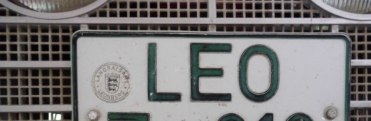 Vom alten LEO-Kennzeichen mit dem Stempel des Landratsamts Leonberg, das bis zum 31. Dezember 1972 ausgegeben wurde, gibt es noch etwa 200 Stück. Bild: Reichert