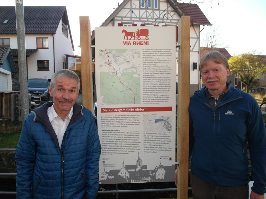 Arnd Rehn (links) und Uli Jehle vom Arbeitskreis Altdorfer Heimatgeschichte präsentieren die Informationstafel "Die Klostergemeinde Altdorf" am Nanteuiler Platz beim Altdorfer Bürgerhaus - neun solcher Tafeln informieren von Bebenhausen im Süden bis Mauren im Norden über die Geschichte der historischen Vie Rheni, die schon im Frühmittelalter Teil des Straßennetzes des Frankenreichs war.