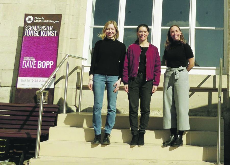 Trio für drei neue Ausstellungen in der Galerie der Stadt Sindelfingen: Christine Scharf, Galeriechefin Madeleine Frey und Elena Kaifel (von links) präsentieren heute Abend Werke aus der Lütze-Sammlung, Dave Bopp und Martin Pfeifle. Bild: P. Bausch